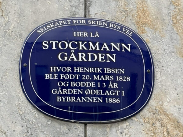 Blått skilt på Stockmanngården