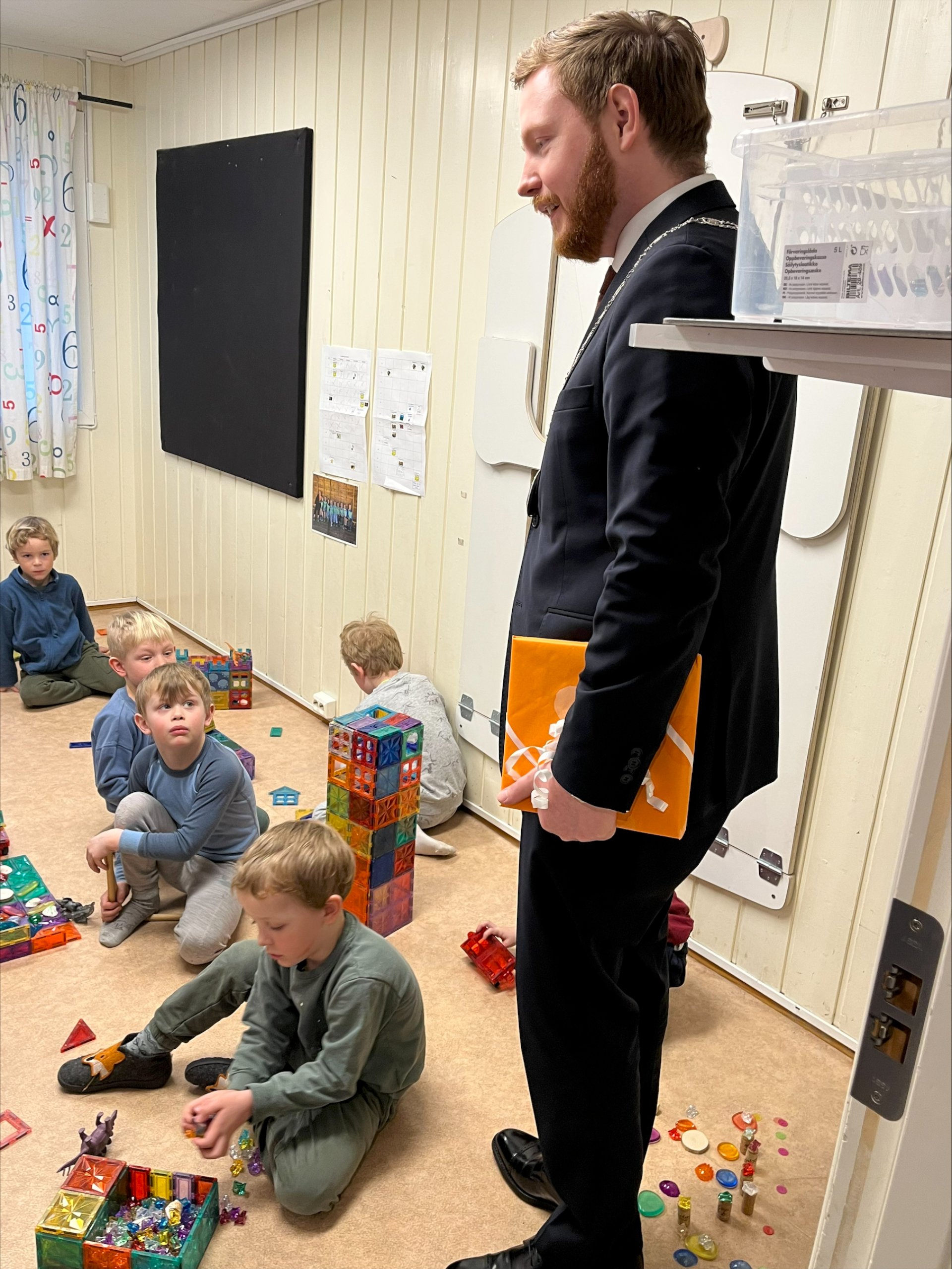 Ordfører Marius Roheim Aarvold og barnehagebarn
