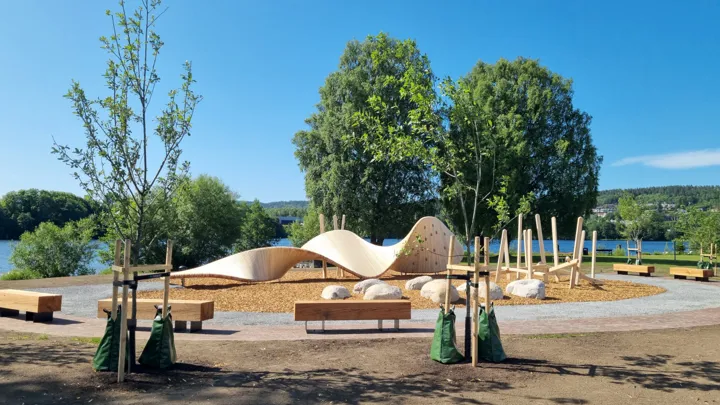 Bilde fra bakkestranda med skulptur om området rundt