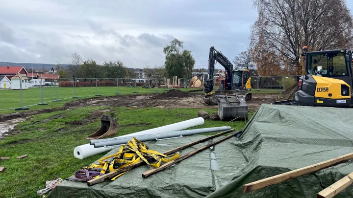 Gravemaskiner og utstyr som fjerner gress på et område.