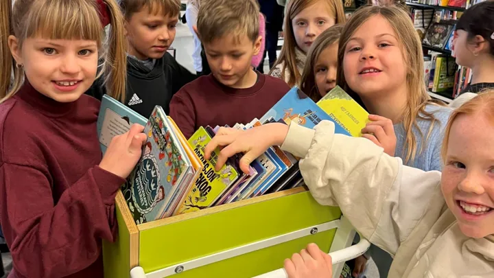 Barn låner bøker på Skien bibliotek.