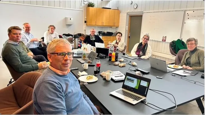 Asbjørn Romsås (leder Talenthuset) forrest, i møte med næringsjefskollegiet.