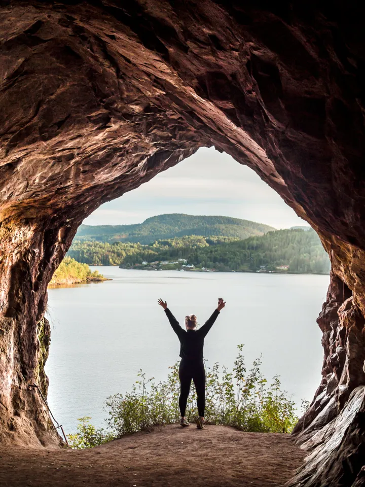 En person står i åpningen på Mikaleshulen og ser utover Nordsjø