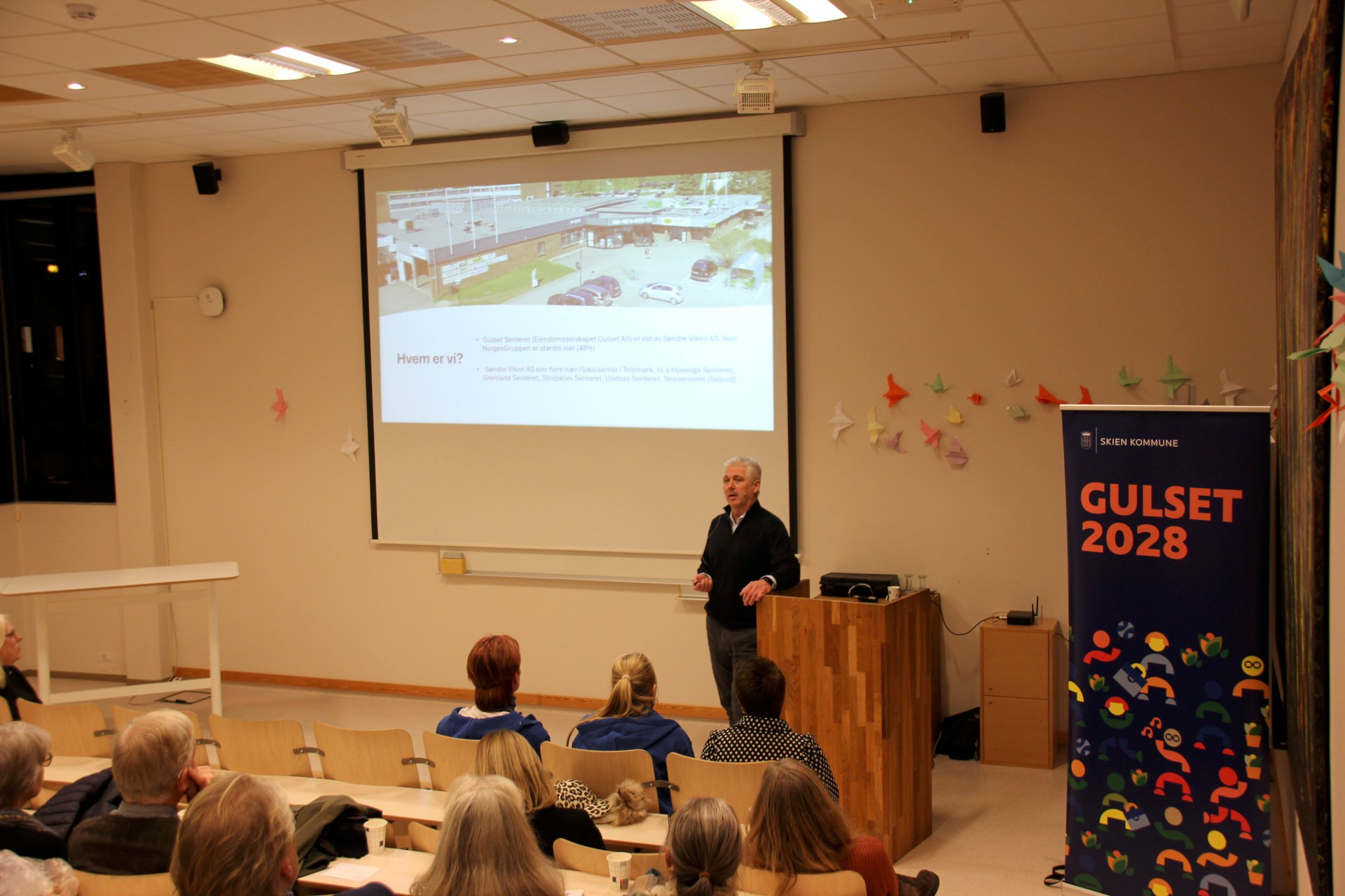 Torgeir Herlofsen prater til publikum.