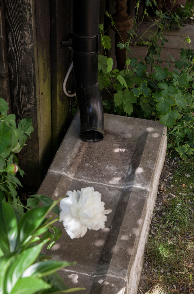 Takrenne inntil husvegg