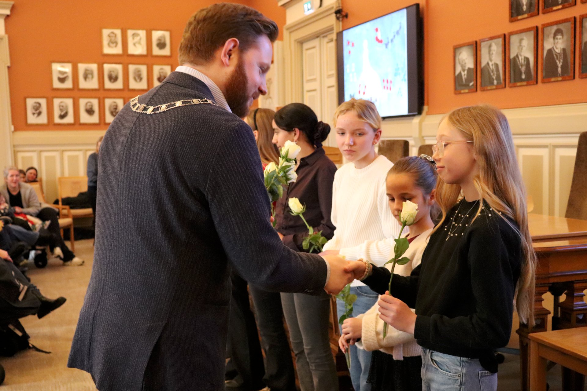Ordfører deler ut blomster til elever på kulturskolen