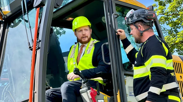 ordfører Marius Roheim Aarvold sammen med maskinfører fra Tess.