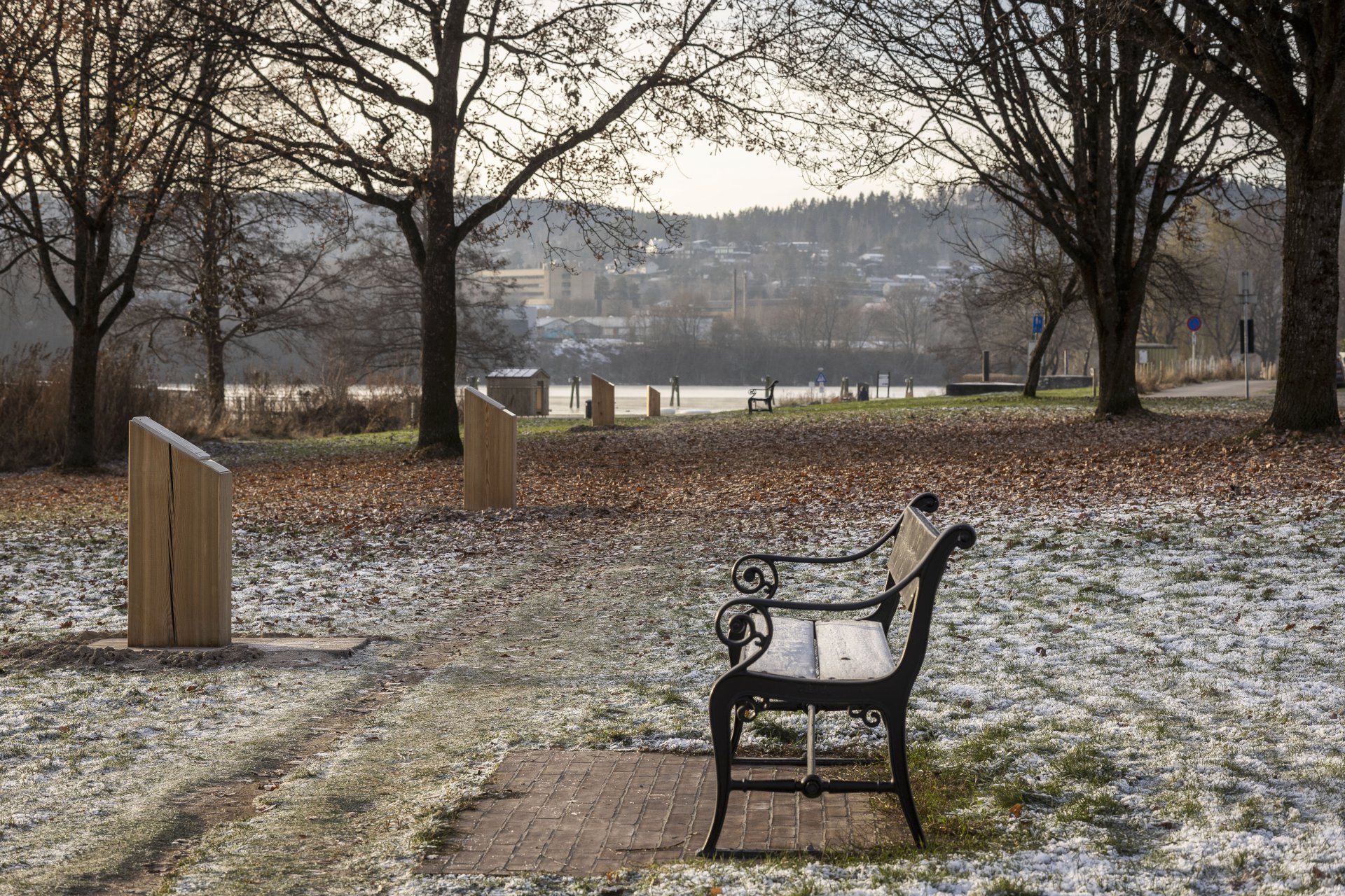 sti på Bakkestranda med taktil informasjonsstolpe og en benk.