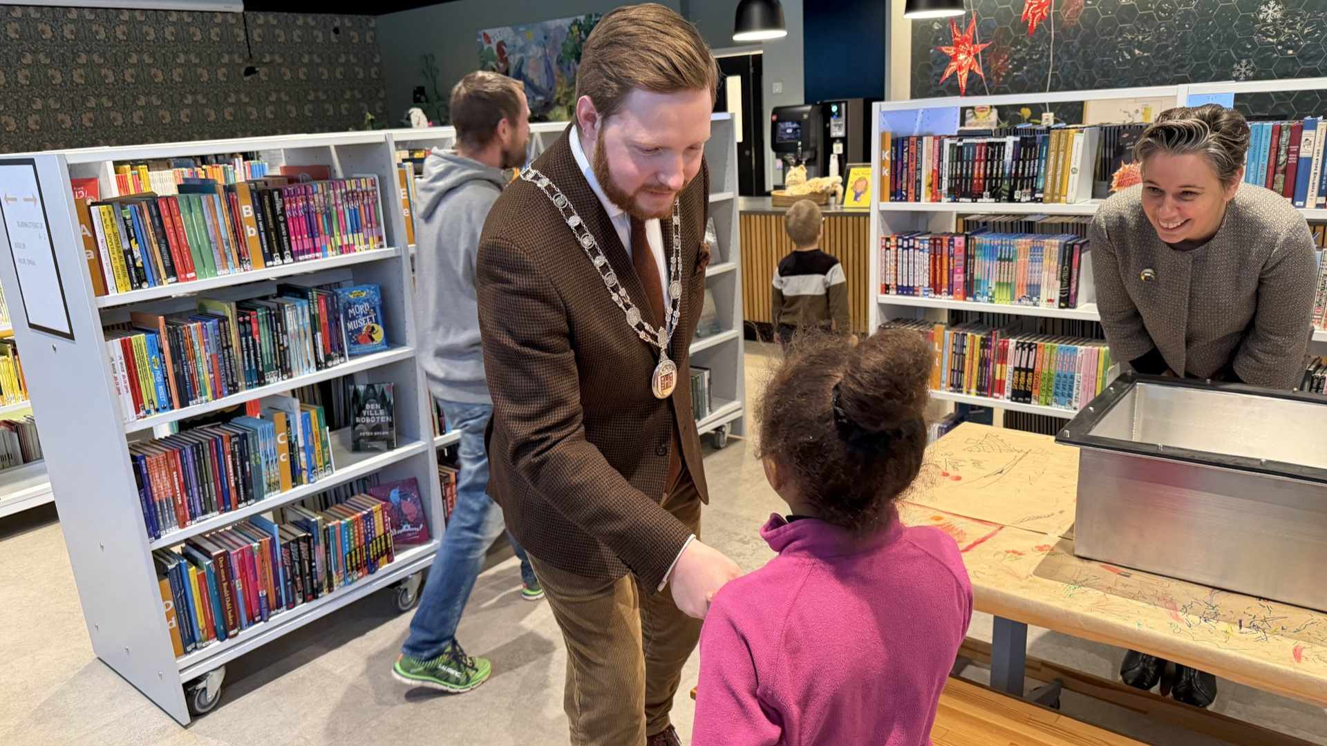 Barn hilser på ordfører.