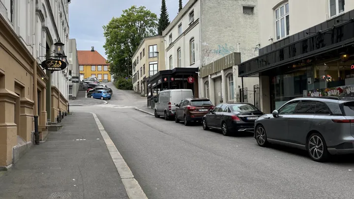 Gate i Skien sentrum med gateparkering