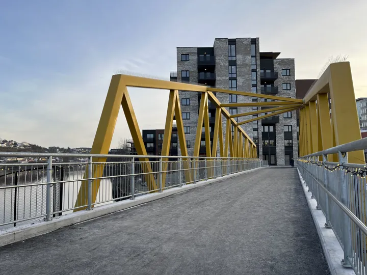 Damfossbrua sett fra Smieøya mot Tømmerkaia