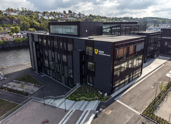 Skien videregående skole ligger på Klosterøya