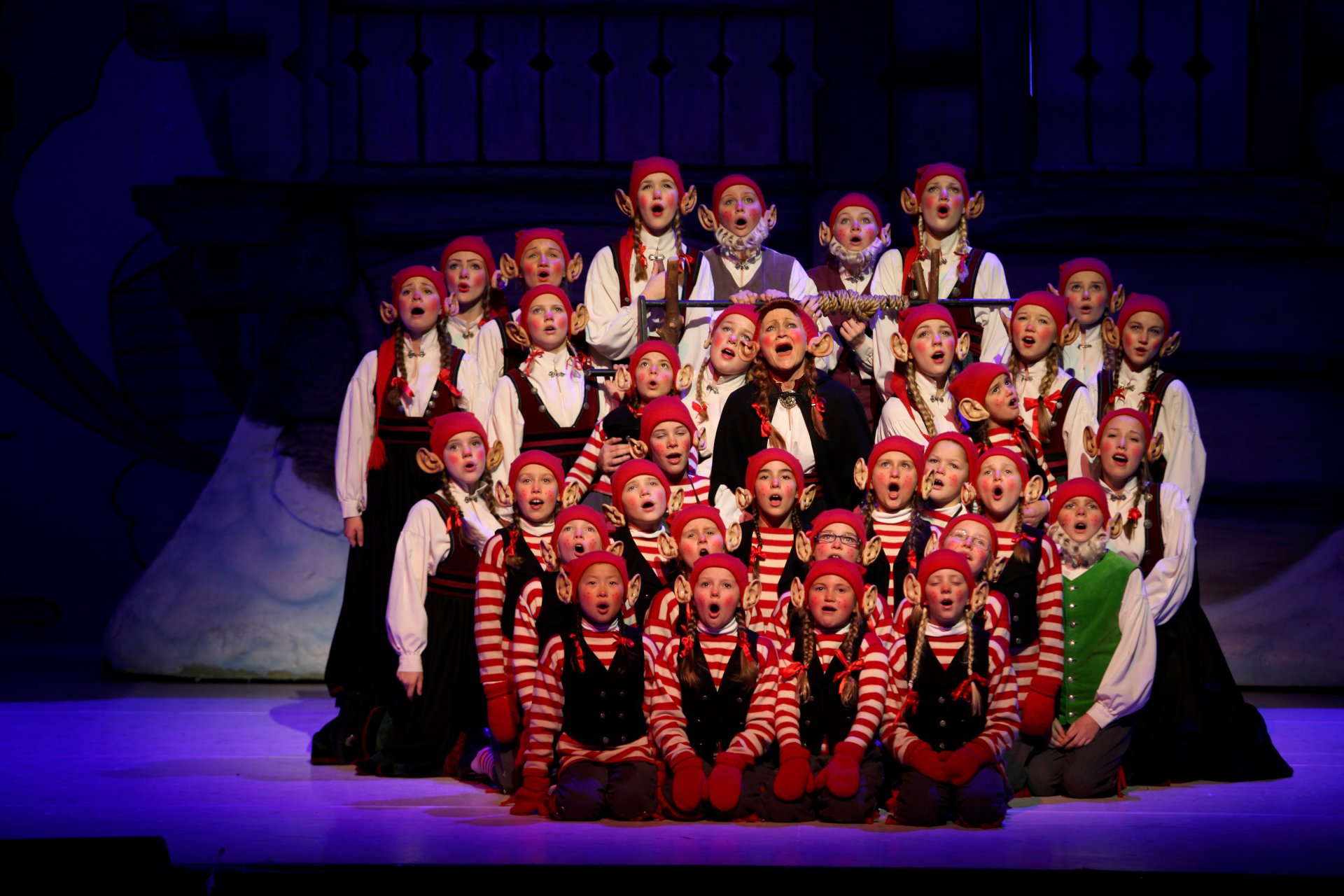 Et kor bestående av barn og voksne.