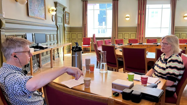 Karin Finnerud i samtale med Espen Larsen fra Miljødirektoratet. De sitter i formannskapssalen i Skien rådhus.