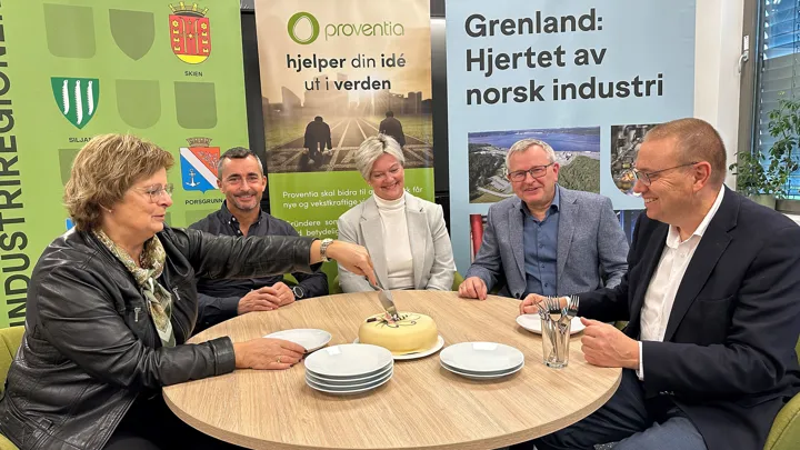 På bildet fra venstre: Tone Allum (Proventia), Hans Børge Lien (Proventia), Anita Andersen (Grenlandssamarbeidet), Jørn Roar Bamle (Proventia), Arve Høiberg (Grenlandssamarbeidet).