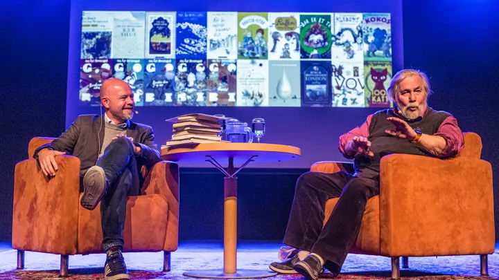 Ørjan N. Karlsson i samtale med Tor Åge Bringsværd hos Litteraturhuset i Skien i 2018. Foto: Christine Nevervik.