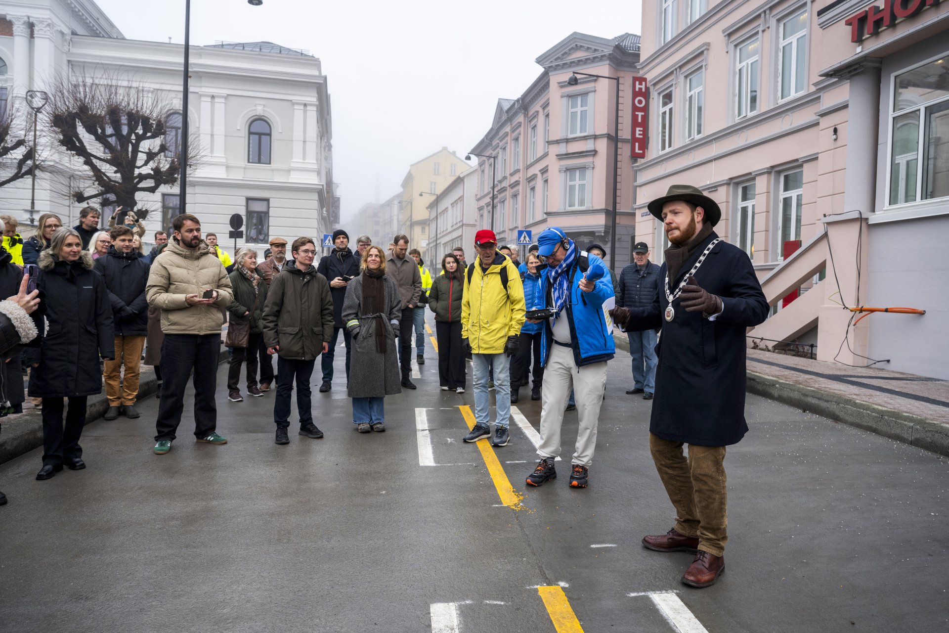 mennesker i gate i bysentrum.