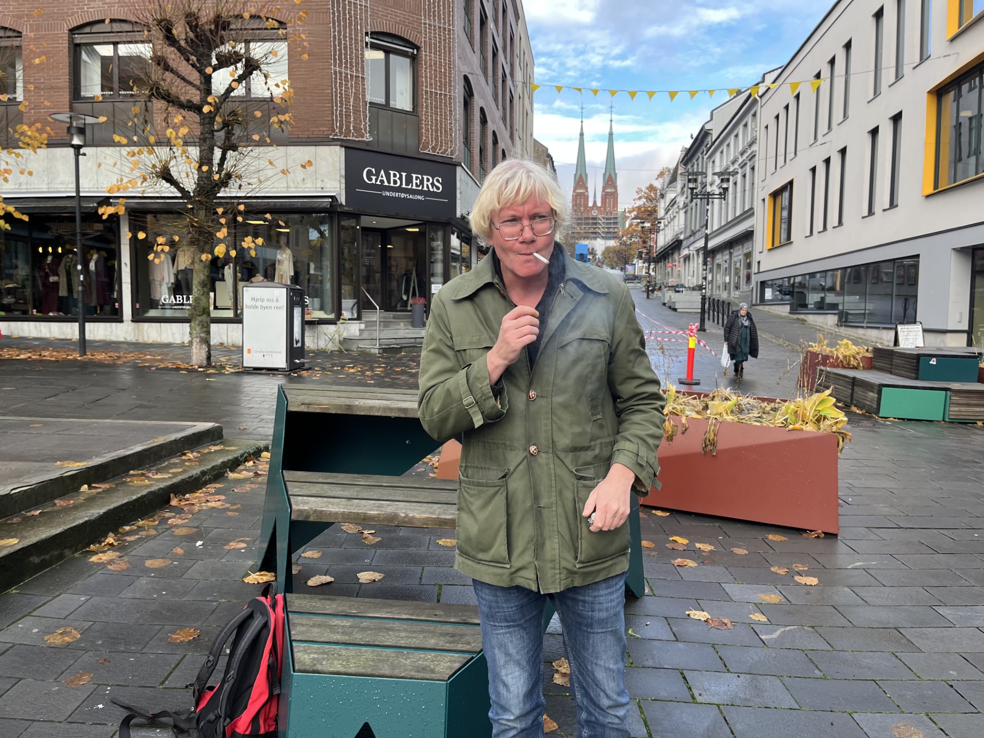 Romandebutant Torbjørn Klippenvåg Pettersen på Handelstorget i Skien.