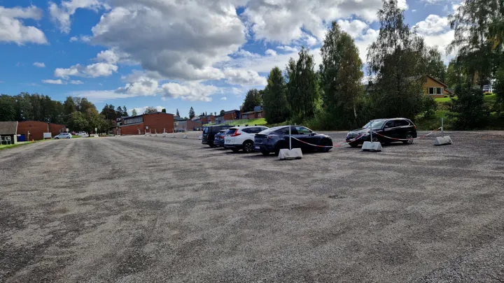 parkeringsplass med parkerte biler