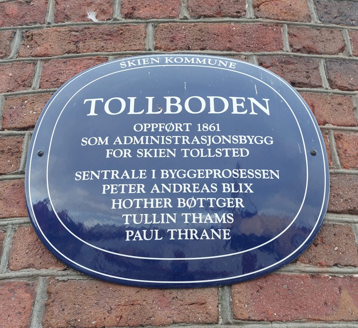 Blått skilt på Tollboden i Skien.