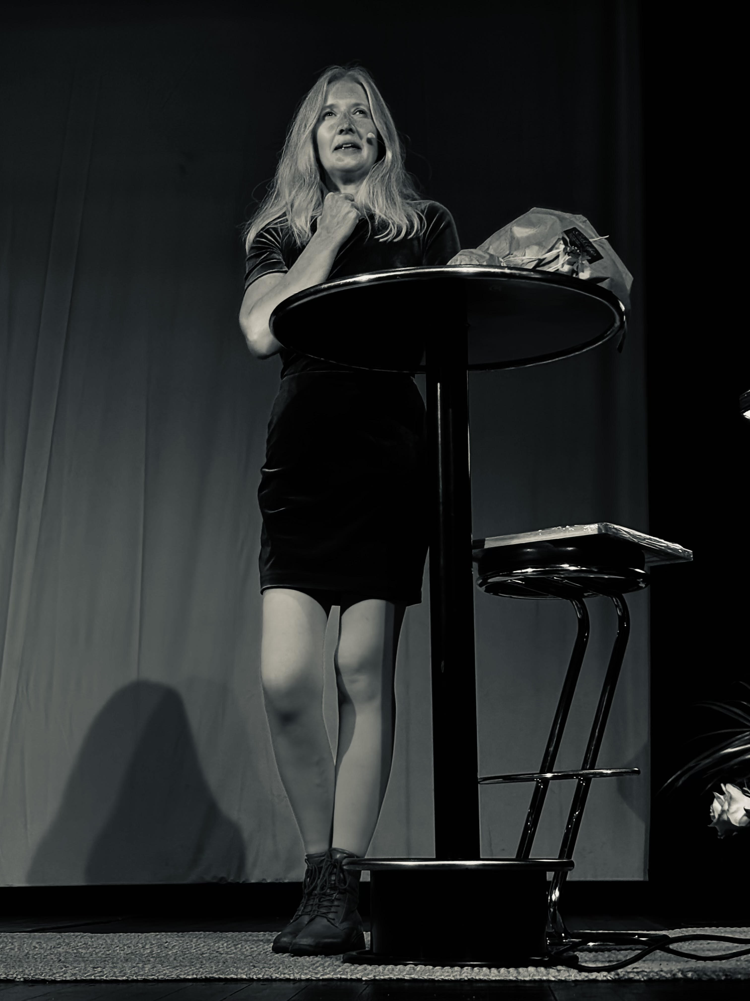 Hilde Lindset mottar Telemark litteraturpris.