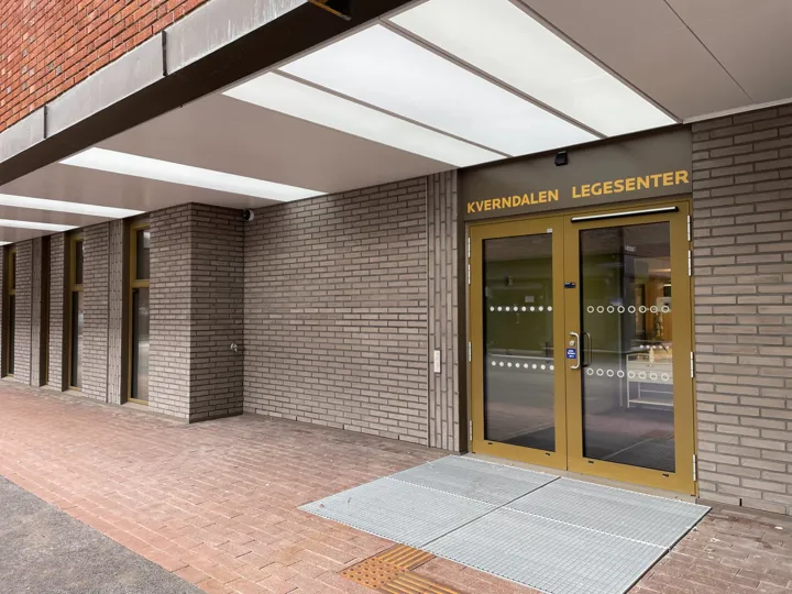 Bilde av inngangspartiet til legesenteret
