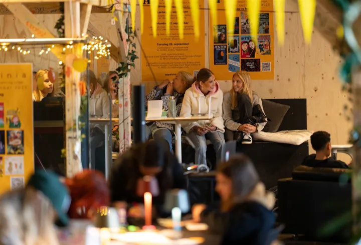 Ungdom henger ut utendørs i en pause.