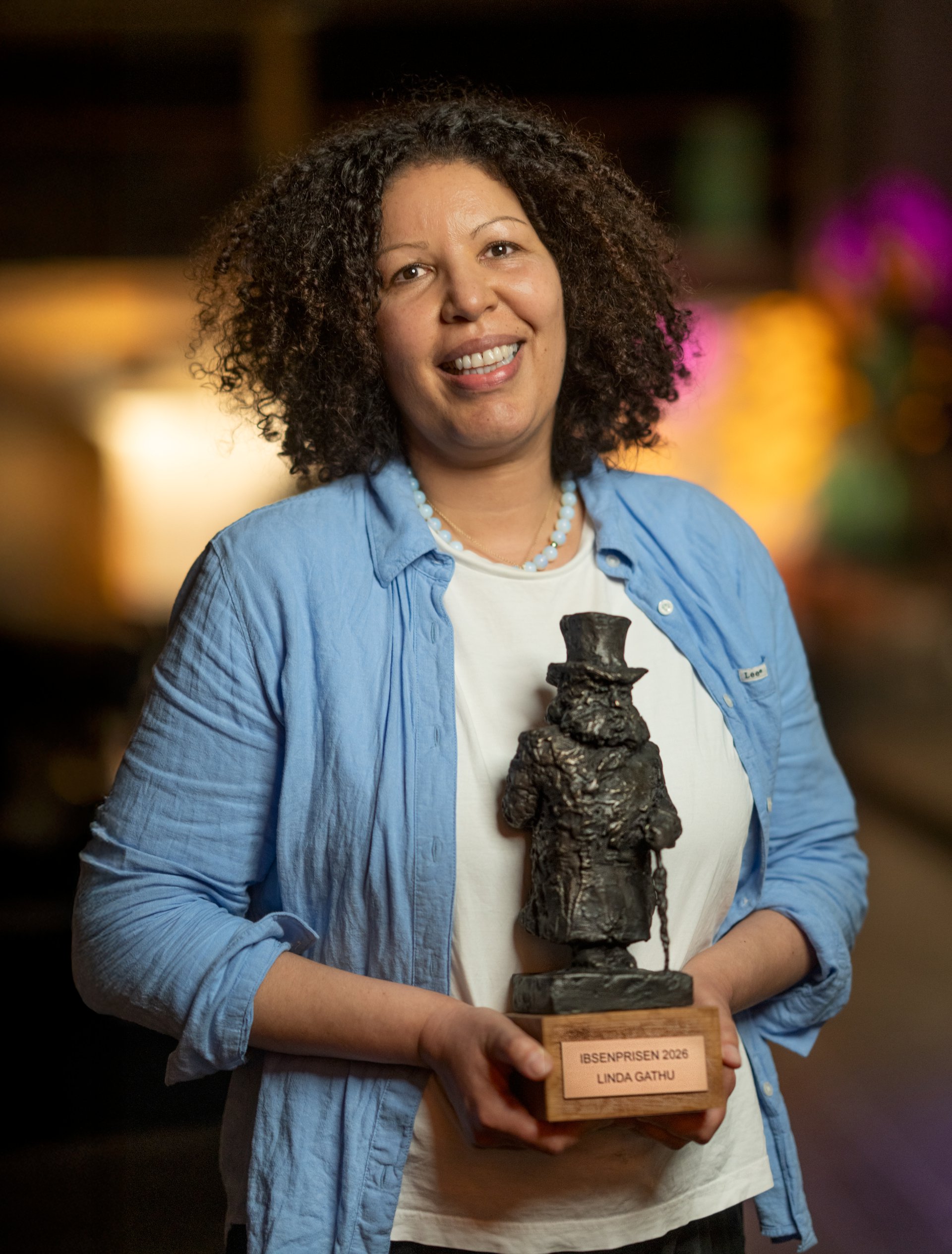 kvinne med en ibsenstatuett i hendene.