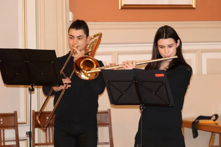 To ungdommer spiller trombone og fløyte