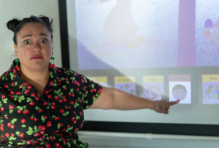 Forfatter Veronica Salinas peker.