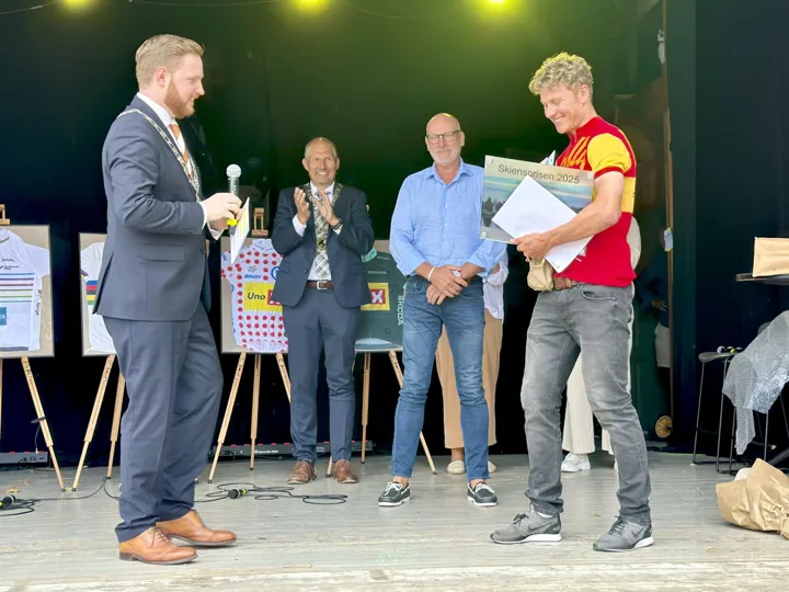 Ordfører Marius Roheim Aarvold, fylkesordfører Terje Riis Johansen, utvalgsleder Hans Edvard Askjer og Abrahamsen på scenen når han får Skiensprisen.