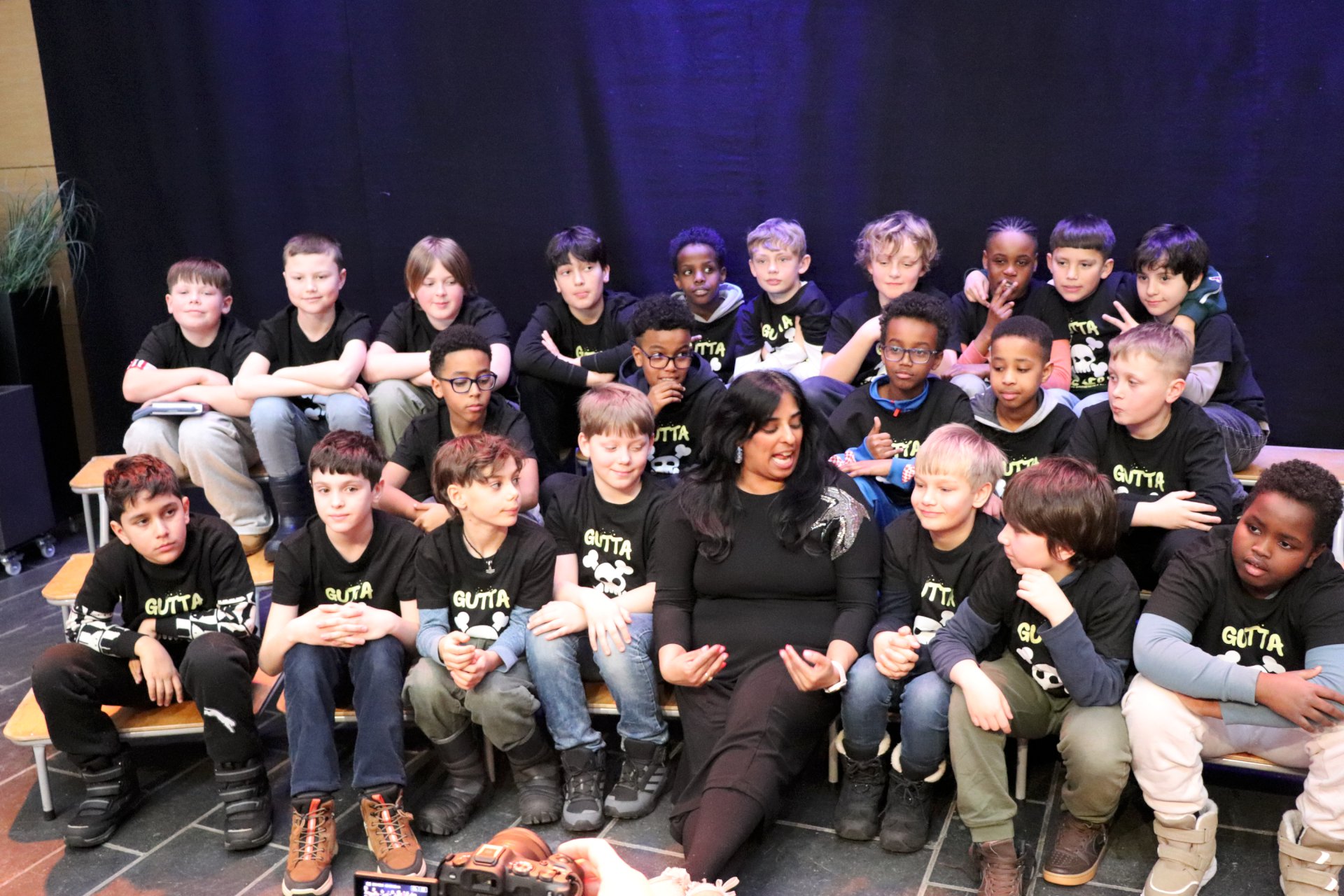 Barn sammen med kulturminister Lubna Jaffery.