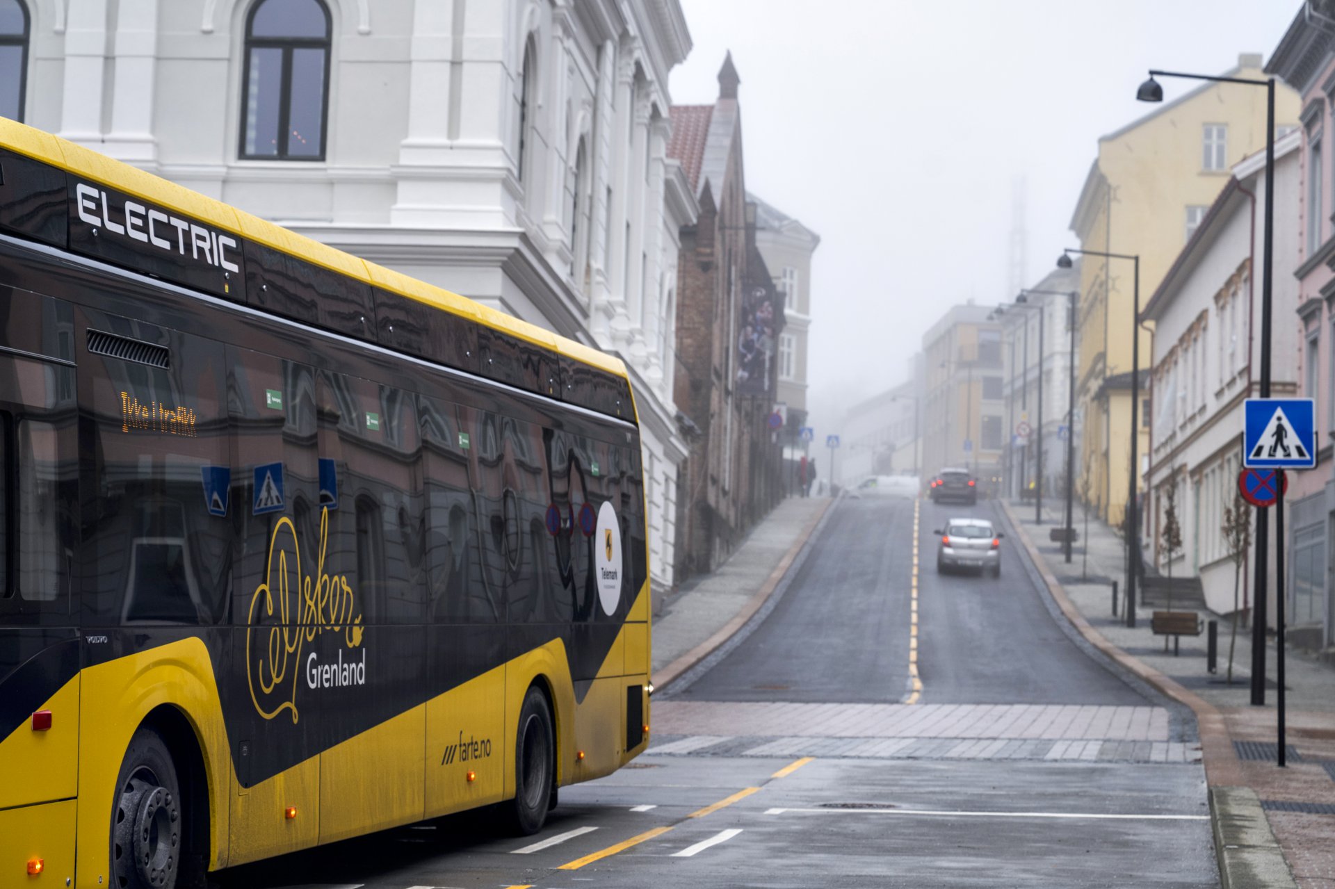 bygata med buss ogbygårder.