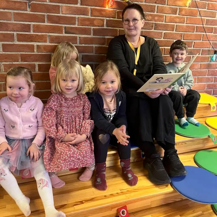 Kjersti med en gjeng fra Duestien barnehage.
