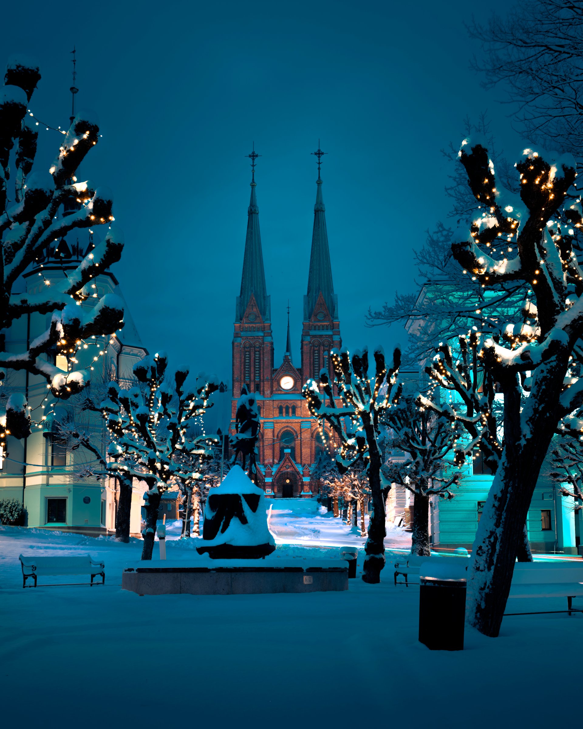 Skien kirke og Ibsenparken i julestemning