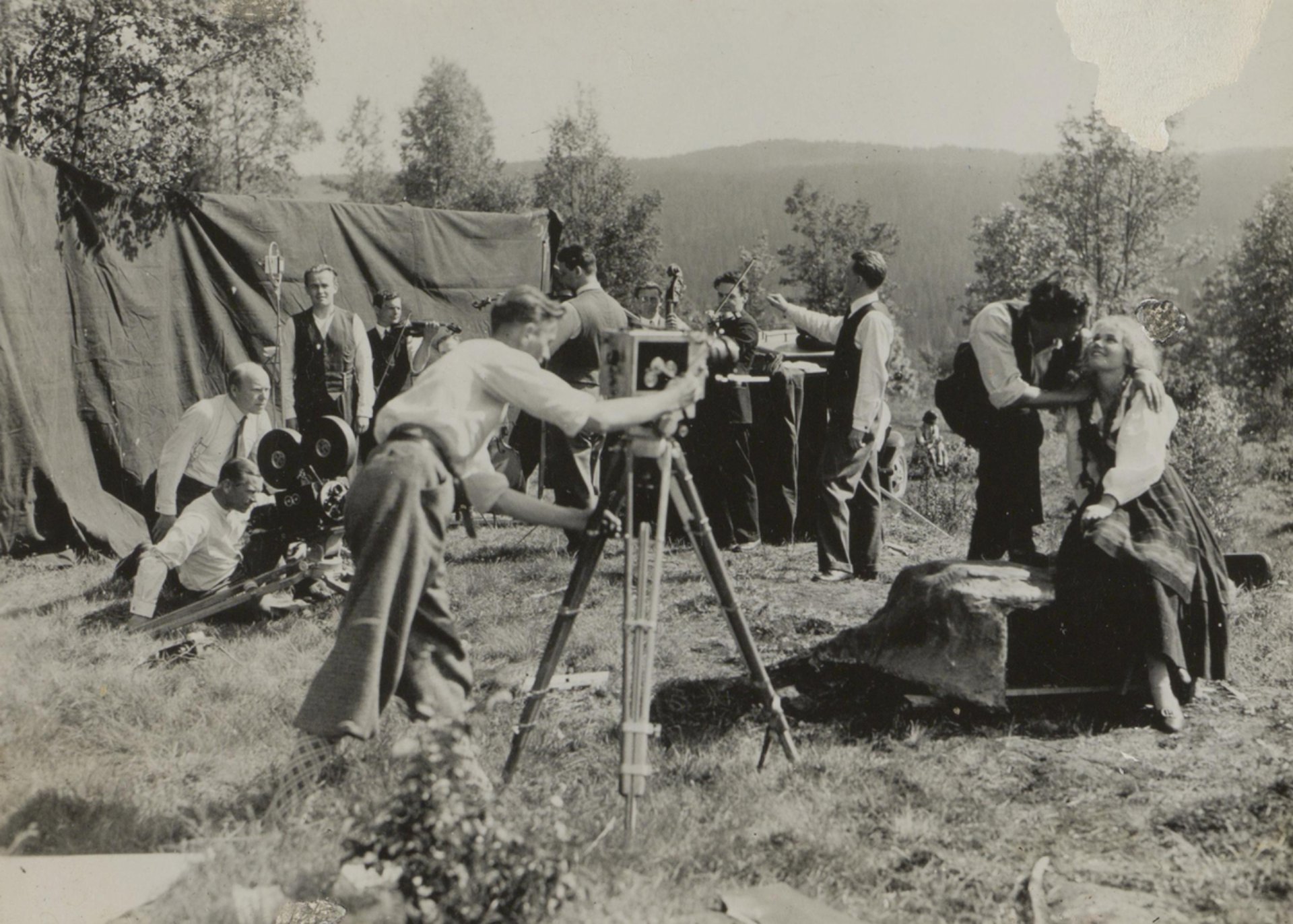 Leif Sinding gjør opptak til Fantegutten (1931), en av de første norske lydfilmer. Orkesteret er med på settet.