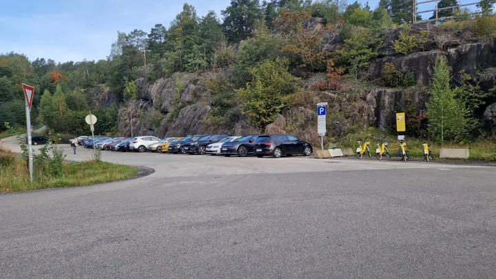 parkeringsplass med parkerte biler