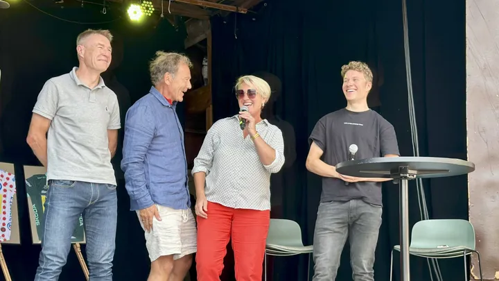 Jørn Fjeldavlie, Jon Ragnfred Hansen, Monica Valen og Jonas Abrahamsen på scenen i Brekkeparken