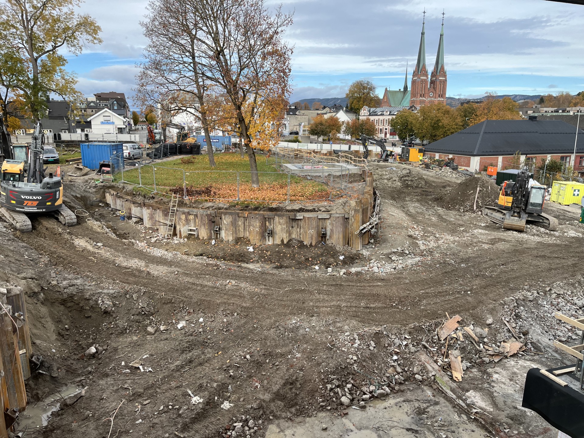 Bildet fra byggeplassen. Til høyre på den verna tresonen kan man se fundamentet hvor tårnkrana vil bli montert.