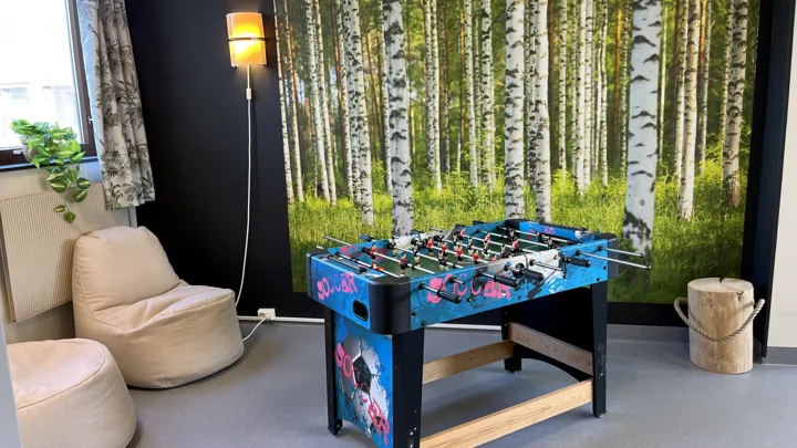 rom med spill og stoler