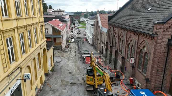 Kongensgate sett mot vannspeilene. Gravemaskin i gata.
