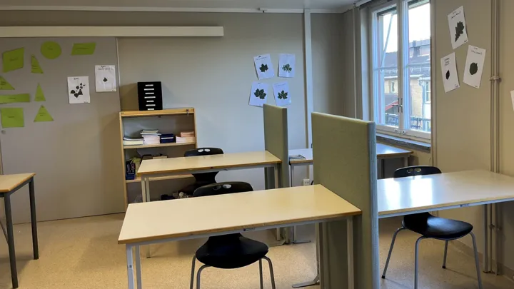 klasserom med bord og stoler